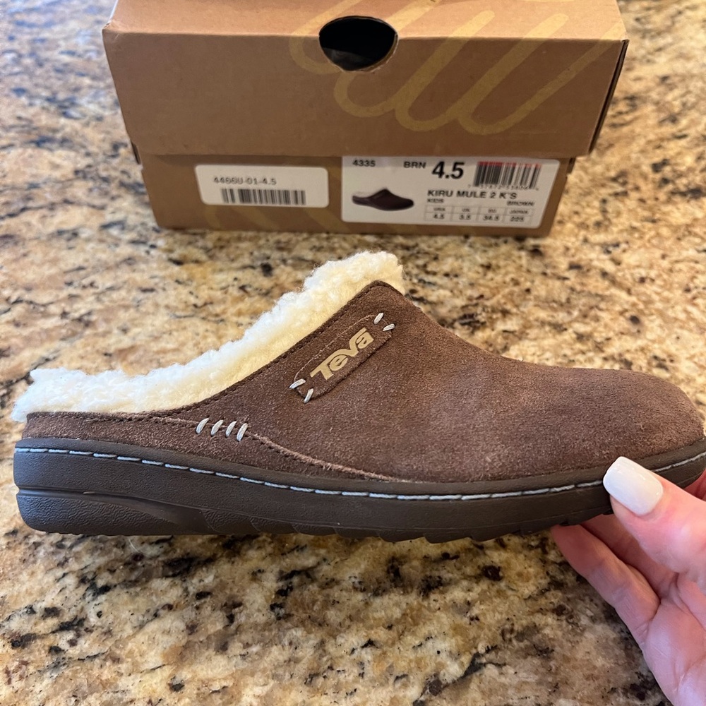 Teva Shearling Lined Footwear Kid size 4.5